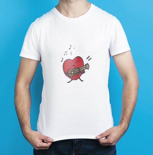 T-Shirt coeur qui joue de la guitare