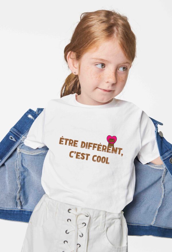 Idée cadeau Autisme : T-Shirt blanc "être différent c'est cool"