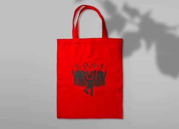Sac en toile rouge foule qui danse