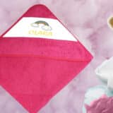 cape de bain personnalisée arc-en-ciel