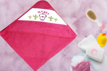 Cape de bain personnalisée rose pingouin