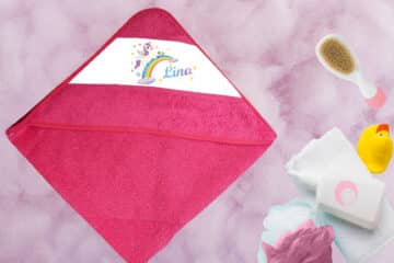 Cape de bain personnalisée arc-en-ciel