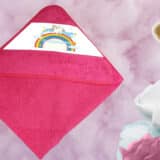 Cape de bain personnalisée arc-en-ciel