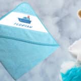 cape de bain personnalisée bleue bateau