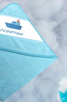 cape de bain personnalisée bleue bateau