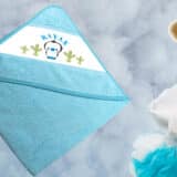 cape de bain personnalisée bleue pingouin