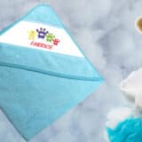cape de bain personnalisée bleue main