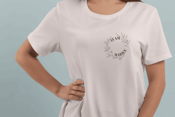 T-shirt team mariée - couronne de fleurs – Image 3