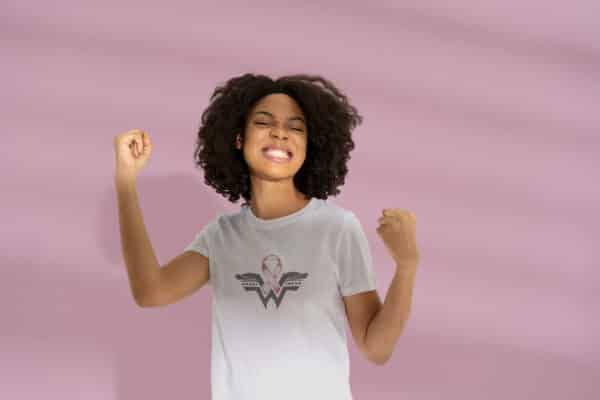 T-Shirt Octobre rose super woman noir – Image 2