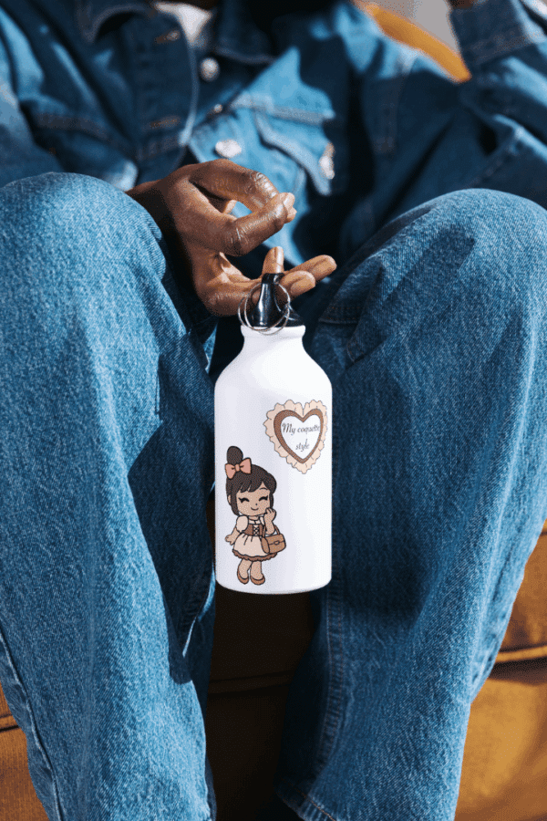 Objet coquette : gourde femme mignonne avec sac